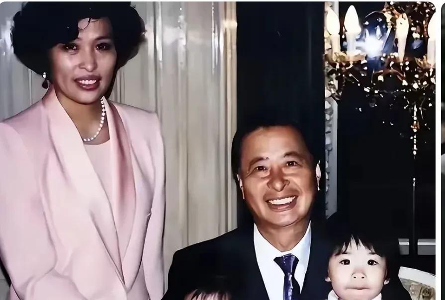 李兆基此生仅娶了刘惠娟一位妻子。
她年少时是个美人，并且为李兆基育有三女两子。