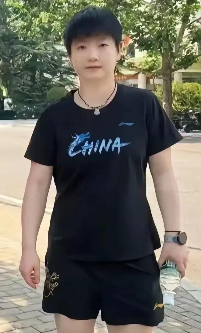 这是莎莎摘掉发藤后的样子，
这段时不打赛了，
希望莎莎摘掉发藤后，还要静养，
恢