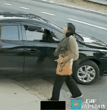 路口那点事，总有人非要争个高低。

女人正常在路上行走，黑色轿车慢慢开出来，