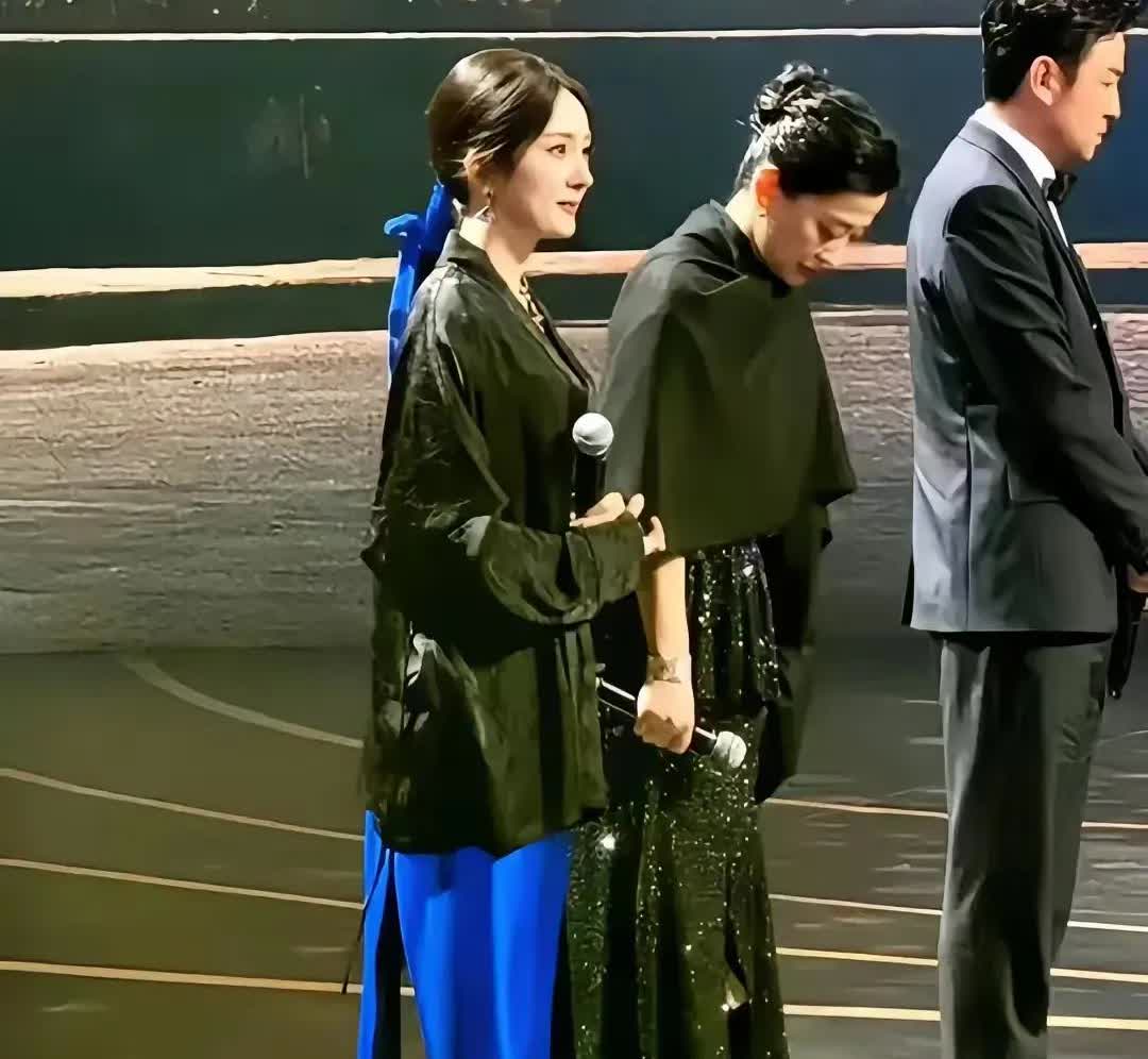 这次谁想救杨幂也不可能了，
他真是糊涂啊，
他千不该万不该。在这么重要的场合