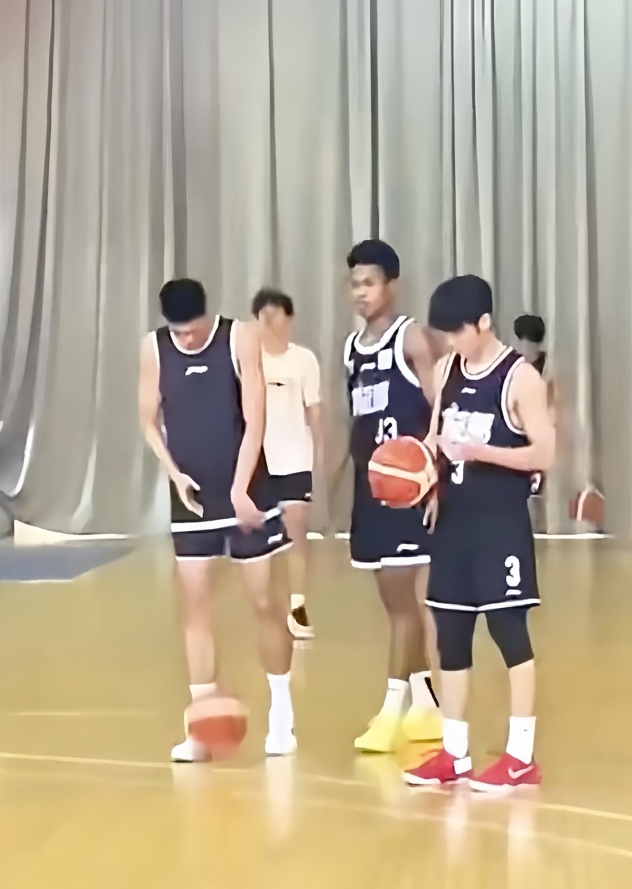 广东宏远男篮与广州男篮的交易谈好了？
彰华非近日出现在了广州男篮训练馆进行合队训