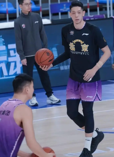 盘点:CBA新赛季性价比偏低5位顶薪球员:

1.范子铭(北京) 4年顶薪合同还