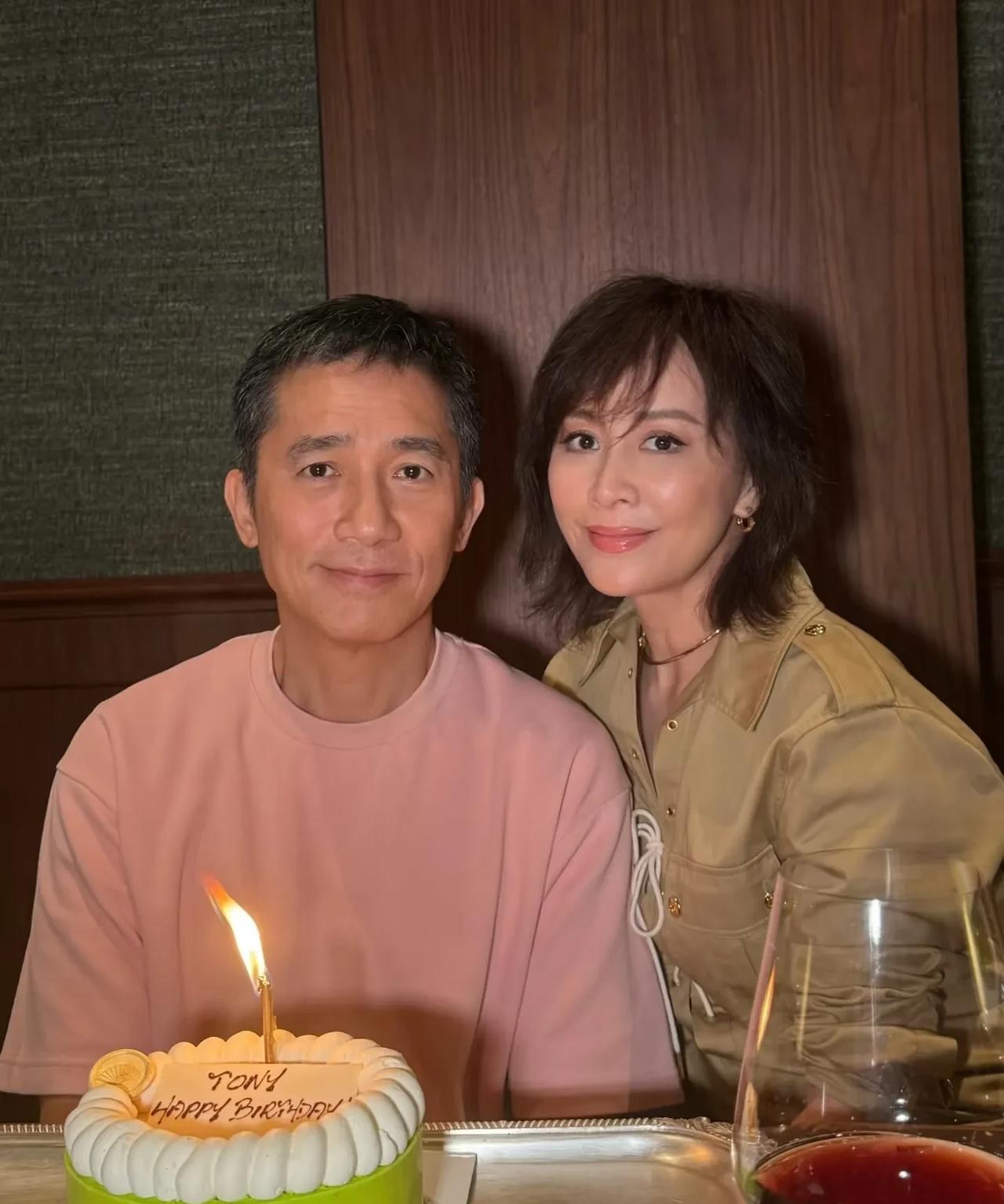 刘嘉玲为老公梁朝伟庆祝63岁生日，简单的一个蛋糕，一杯红酒，却是满满的幸福。
两
