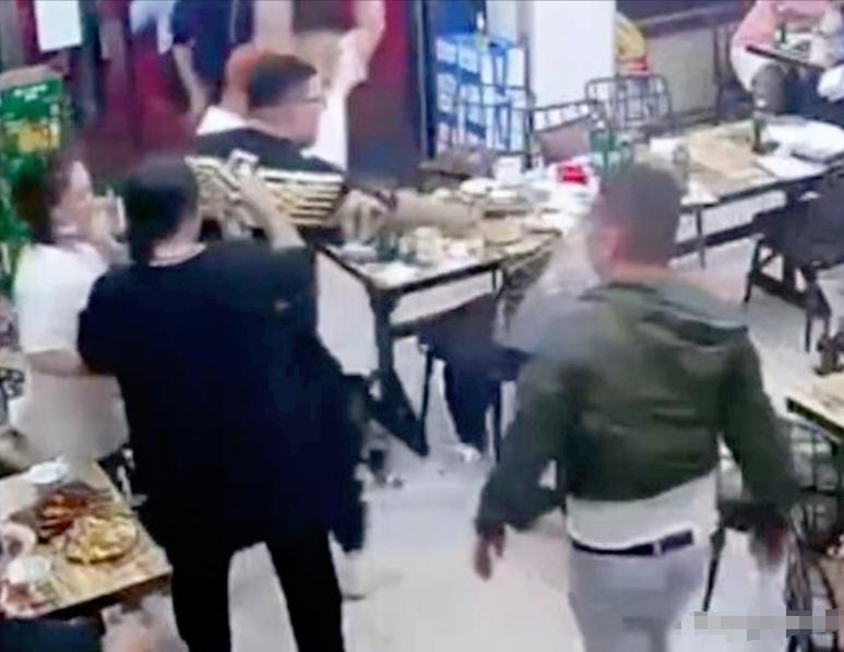 “不必赔钱！”山东潍坊，一名男子在某家酒店消费306元后，打算抹个零，以300元
