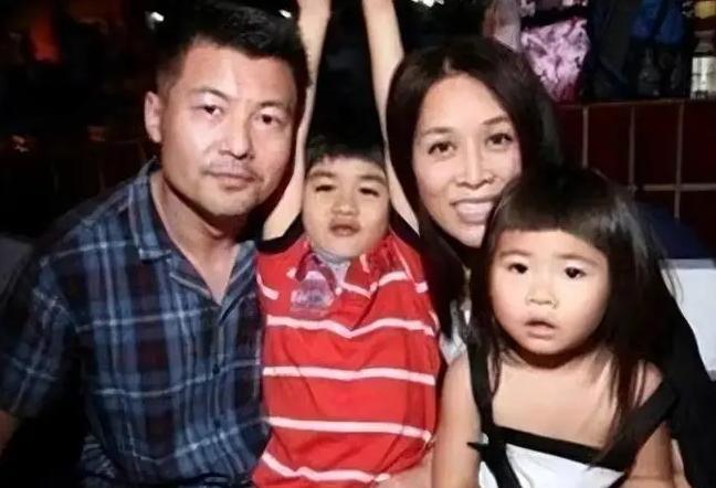 2004年，那英刚给高峰生下儿子，还没高兴几天，高峰的情人王纳文就找上门来，训斥