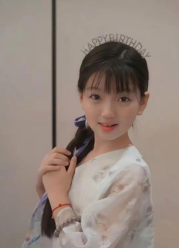 阿拉蕾 12 岁啦，完全不存在颜值尴尬期，能判定不会长歪