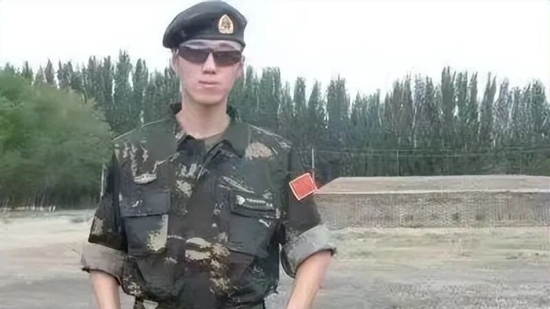 穿上军装是保家卫国的特种兵，脱下军装我是守护小家的奶爸