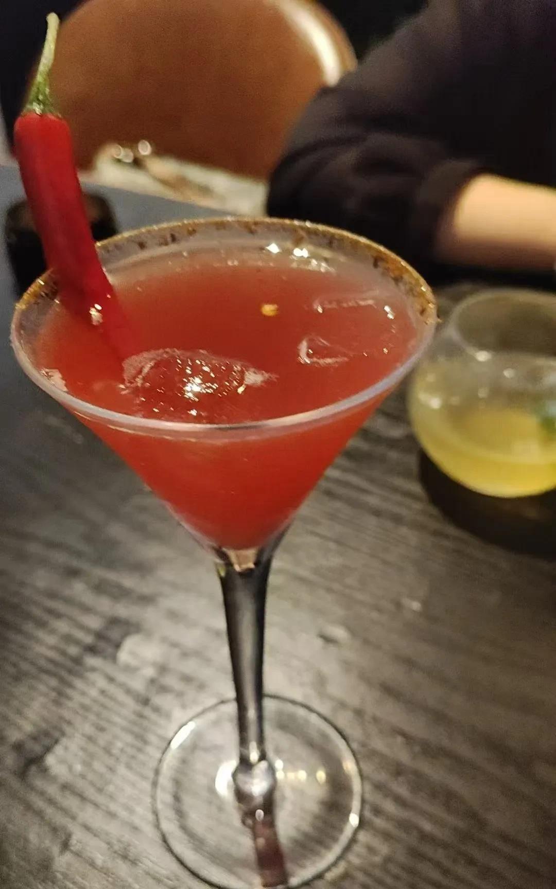 是我猪八戒吃不来人参果吗？这么阴间的鸡尾酒我实在无福消受！
塑料姐妹花，给我点了