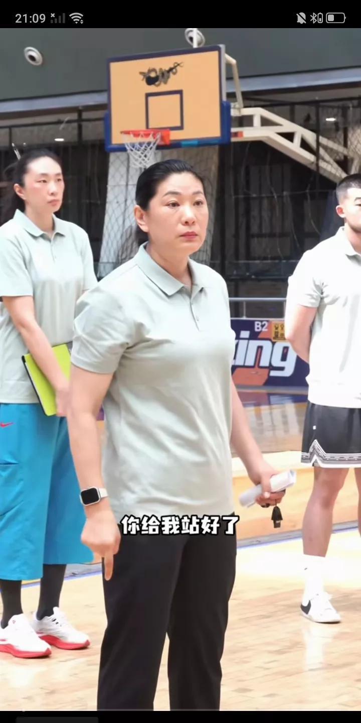 [都说性格决定成败，曾经的女篮五号李昕在三分线外百步穿杨，如今做教练的她依旧霸气