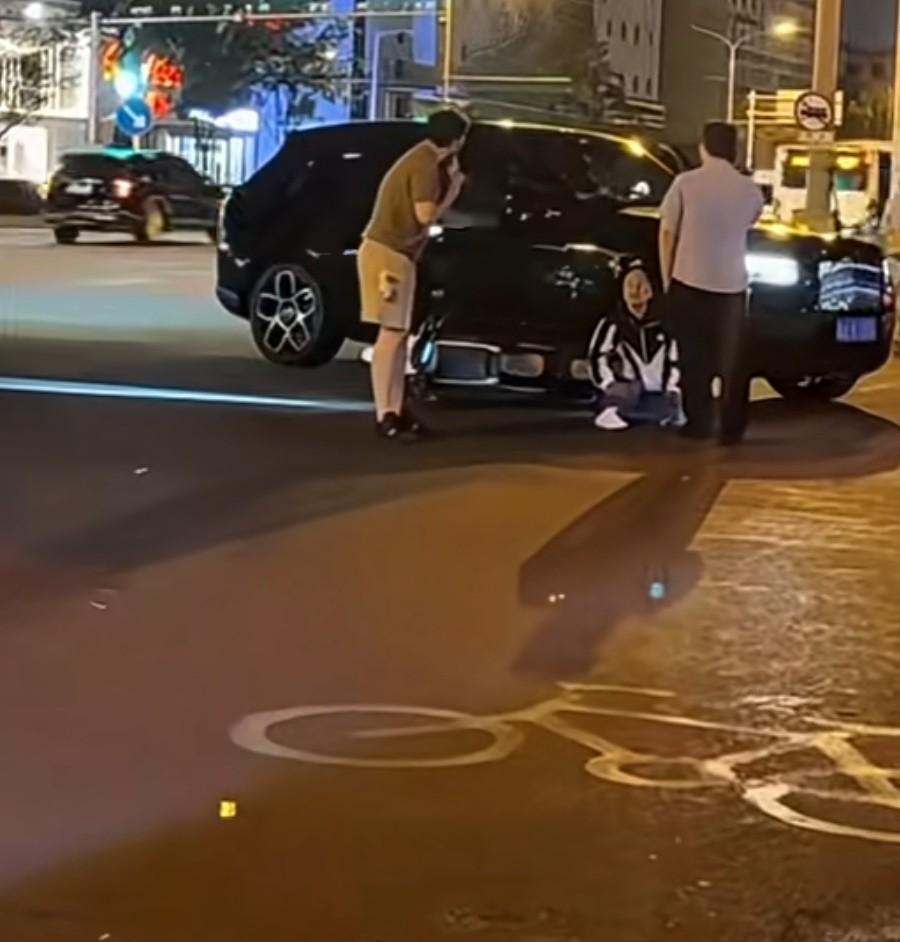 千万豪车车主，深夜崩溃，街头大吼。
一辆价值千万的劳斯莱斯库里南半夜和电动车相撞