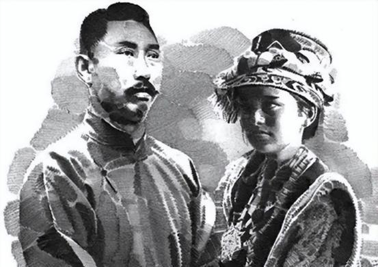 “天上掉大洋了！”1949年，一辆飞机不幸坠毁，50箱大洋全部散落，村民冲上去哄