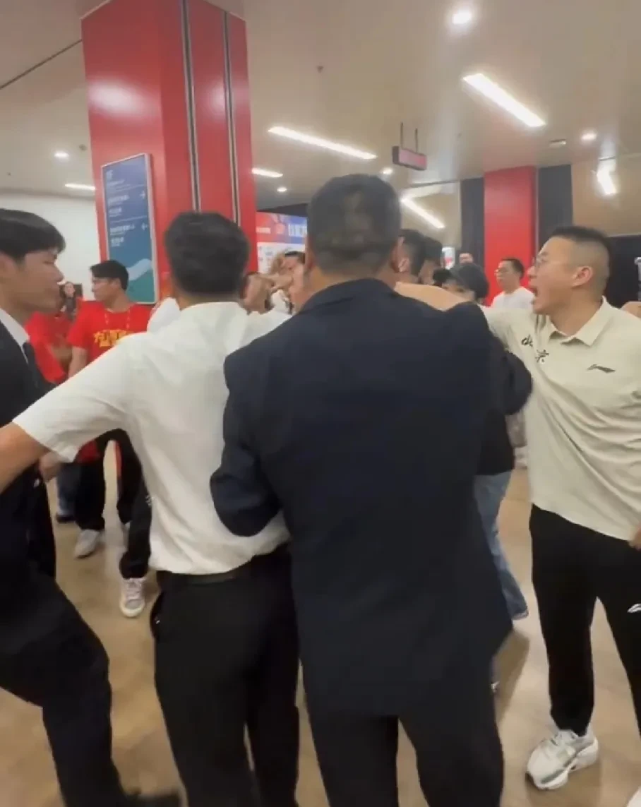 北京男篮工作人员客场被掌掴！  
据北京媒体人贾磊爆料，北京男篮赢得比赛后，球