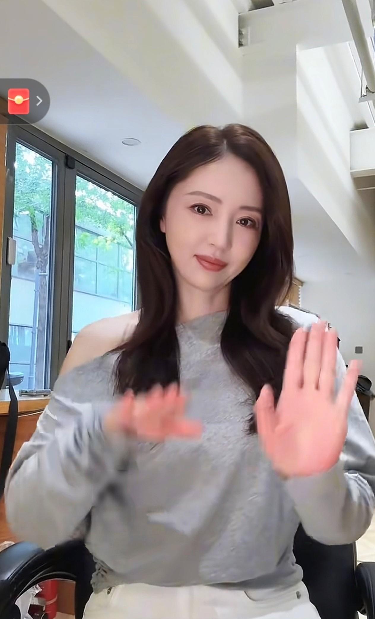 46岁董璇：把“妩媚”刻进骨相里
谁能看出董璇已经46岁？镜头里的她自带柔光滤镜