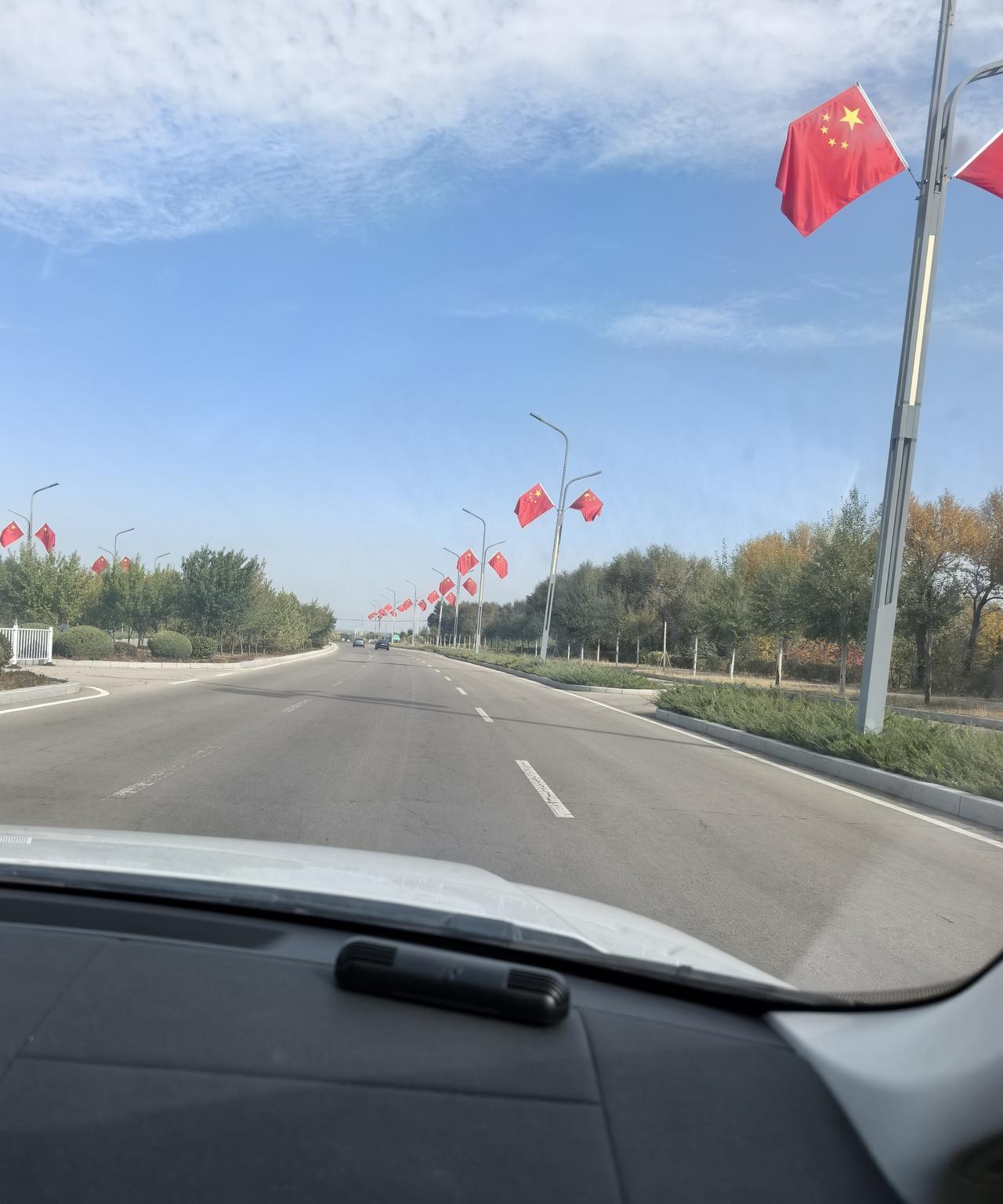 发小最近愁死了，他儿子三十好几就是不结婚。
       发小一开始又急又骂，一