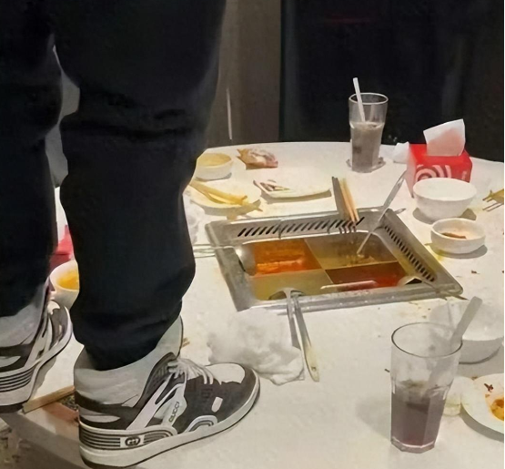 今年没让3.15安利，让一泡尿滋醒了！
原谅我，刚知道外滩的海底捞是需要黄牛的！
