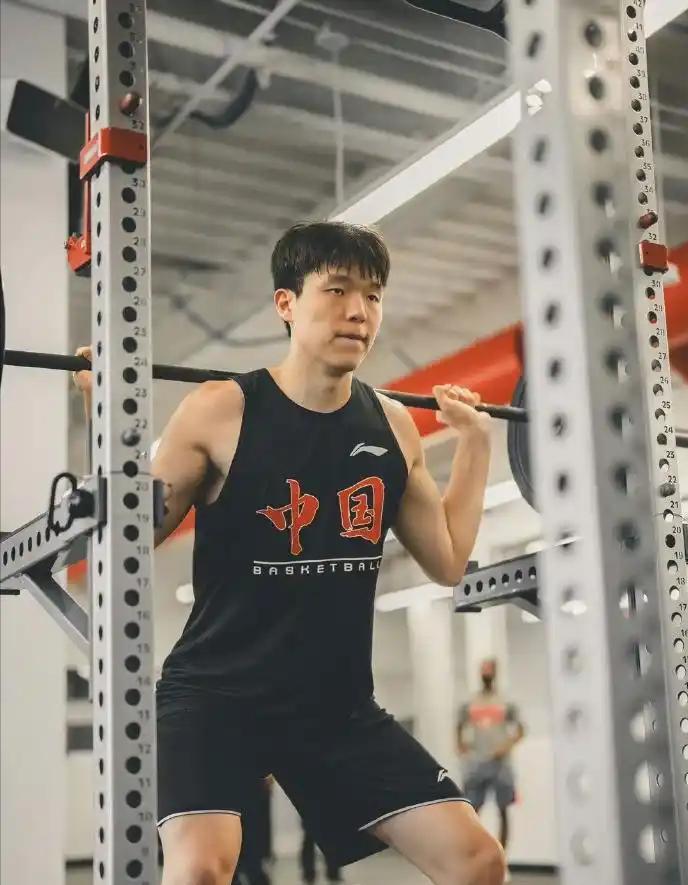 杨翰森天价合同！
在今天的NBA选秀中，开拓者在第16顺位选中杨翰森，青岛男篮主