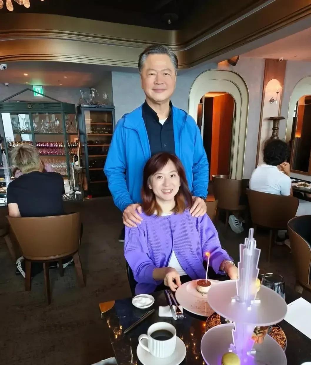 赖岳谦教授给妻子周玉琴过生日，选择了台湾的标志性建筑台北101大厦，二位老师结婚