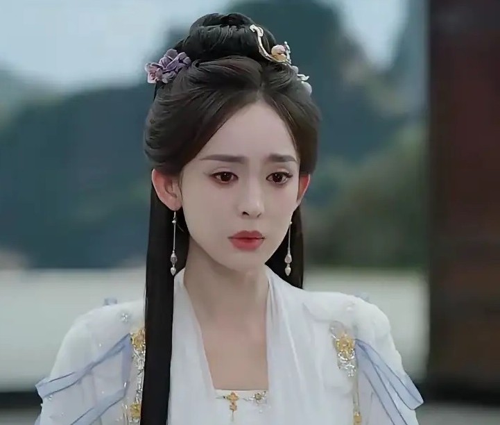 看了《赴山海》
我的关注点不是成毅，
而是另有她人，为什她在影视圈混了这么多年，