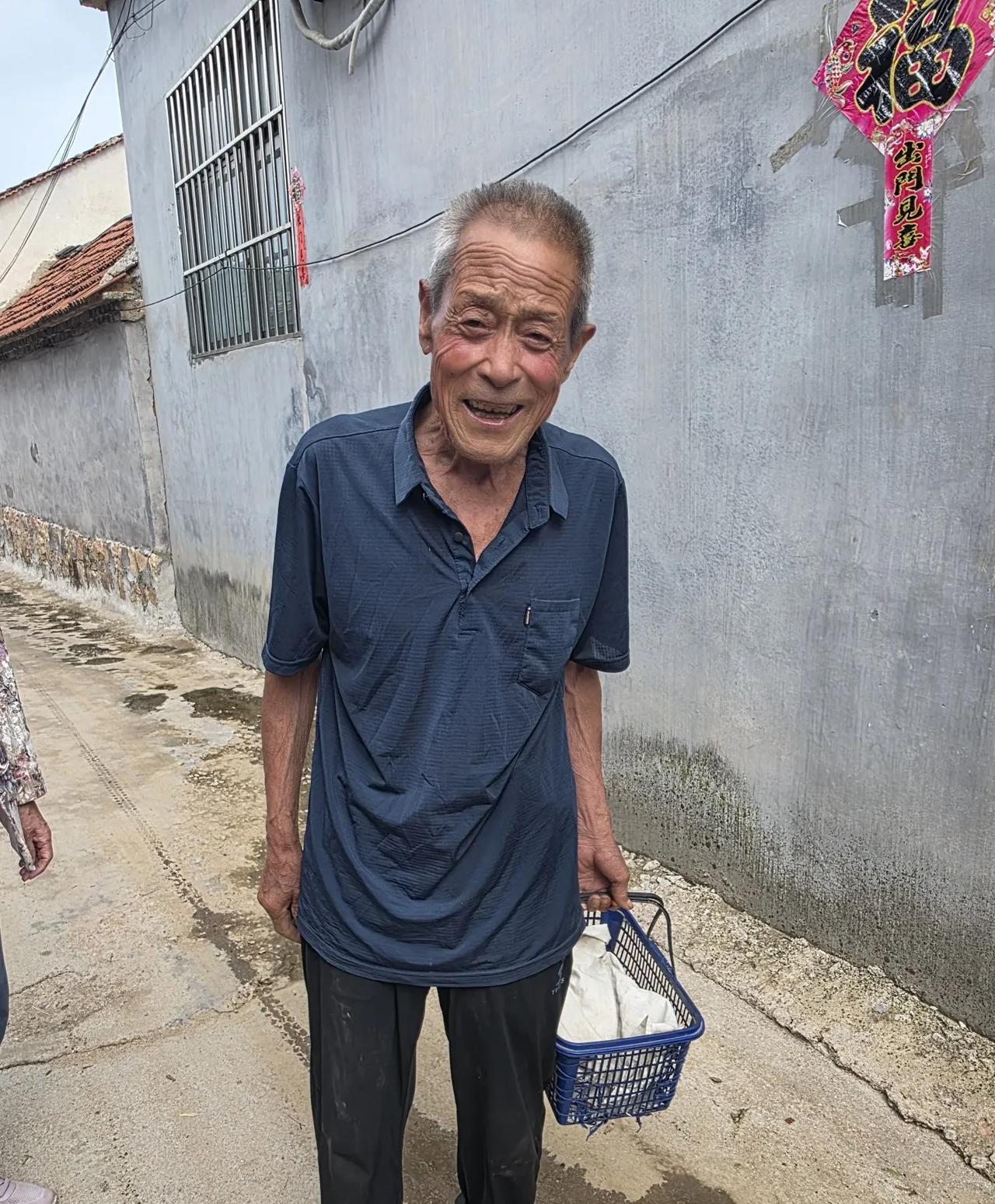乡村叙事：80岁给其父母上坟的老邻居……
下午四点，带老娘出去转转，在巷子里遇到