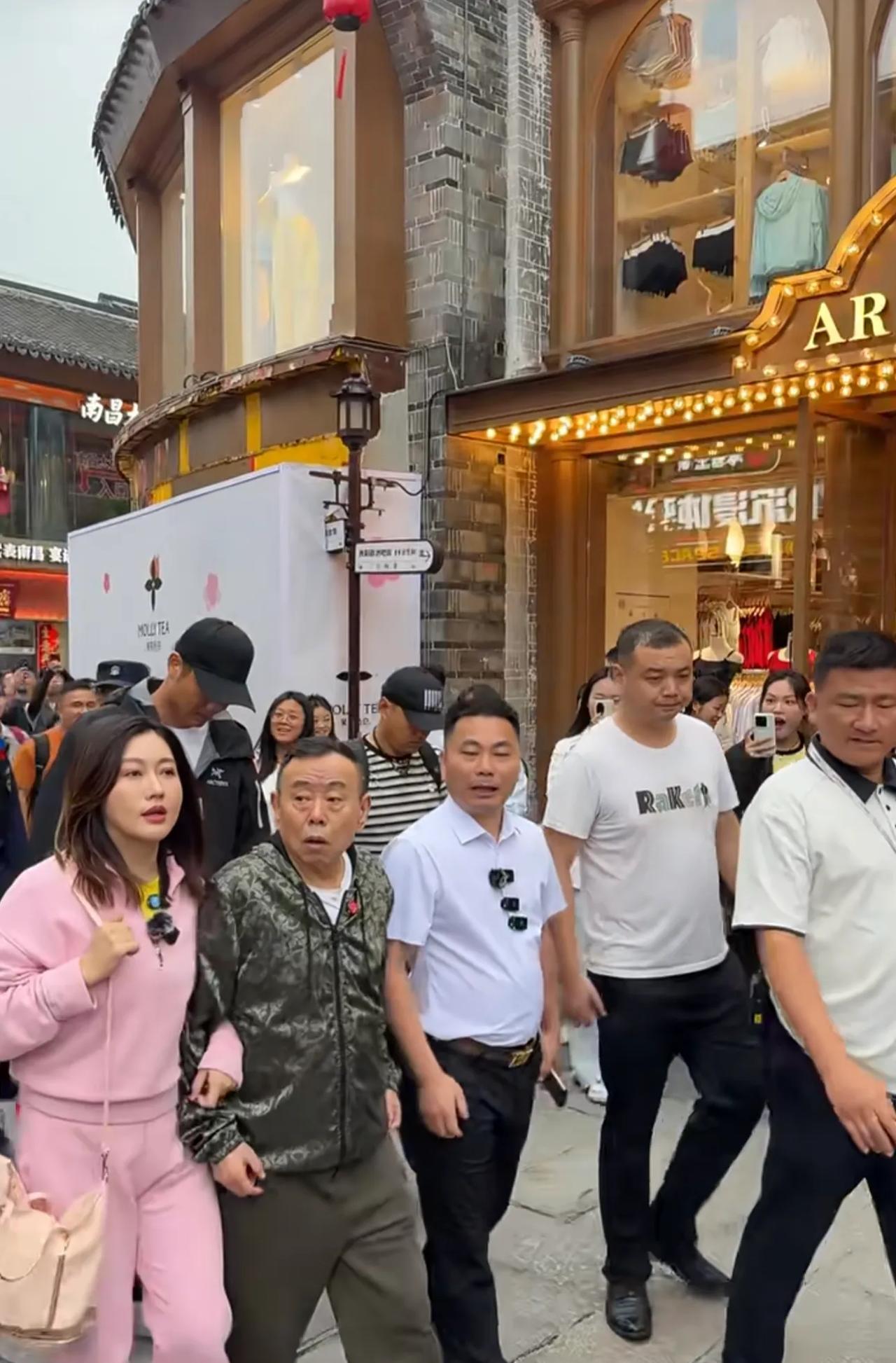 潘长江遛街，女儿搀扶，带着一众保镖，眼睛左看右看，一副呆滞模样，自从卖假酒之后，