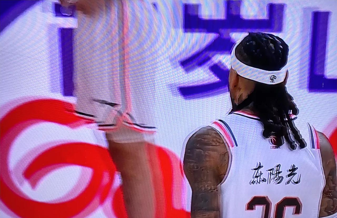广东队打了山西一波7:0的小高潮，把比分从11:18落后7分追平至18:18，广