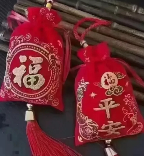 我老家有个五保户老人，前几天去世了。

一说起这事儿，心里就挺不是滋味的。老人家