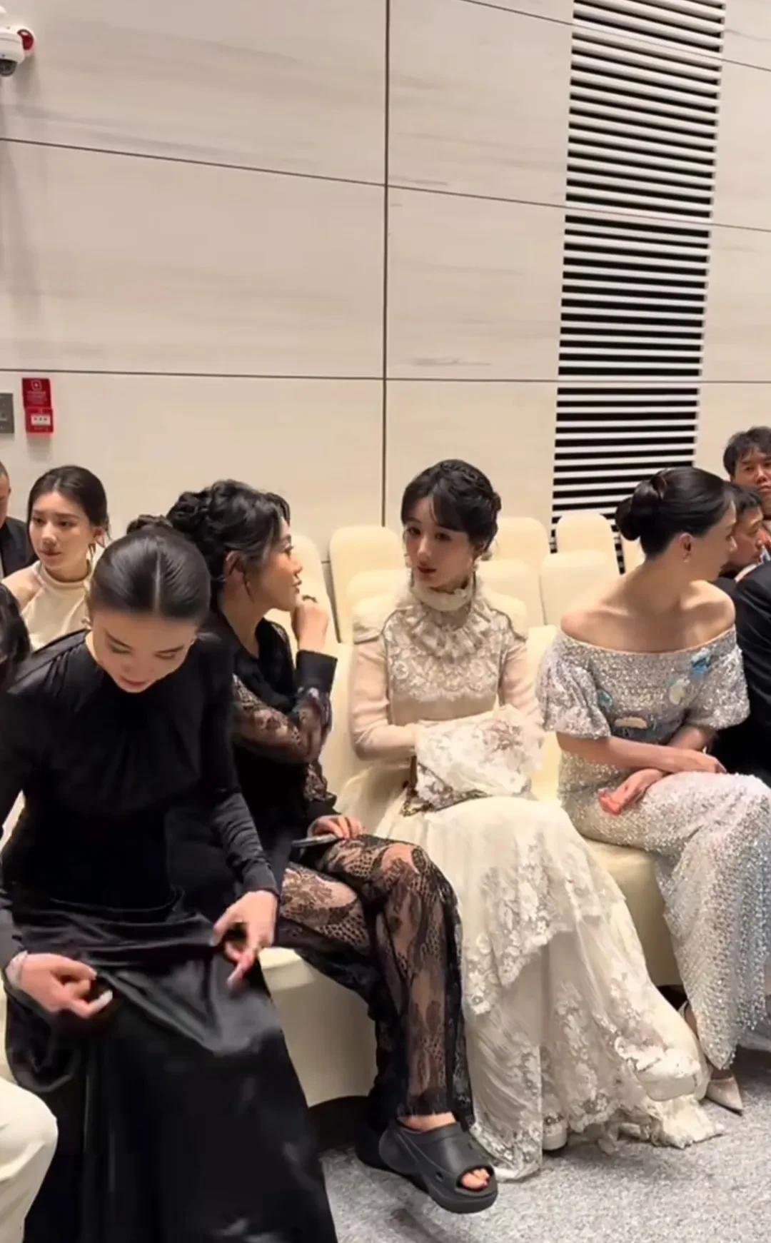 白玉兰奖颁奖典礼后台，提名最佳女主角的几个演员坐在一起，拿过奖的和没有拿过奖的到