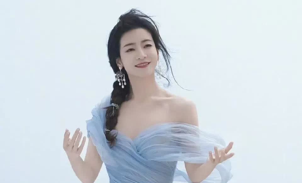 李晟被家暴离婚不敢公开？


李晟要翻红之后关注度就高了起来，这两天她的好