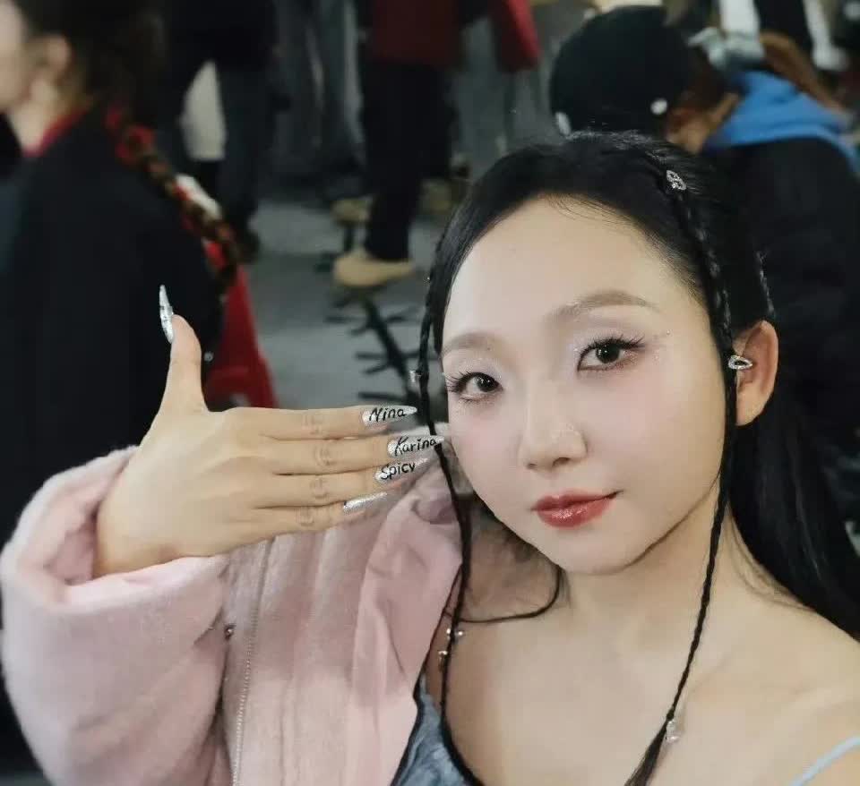 果然是个看脸的时代，浪姐四公李嘉琦淘汰。
上次王蓉淘汰就已经引起众怒了，这次李