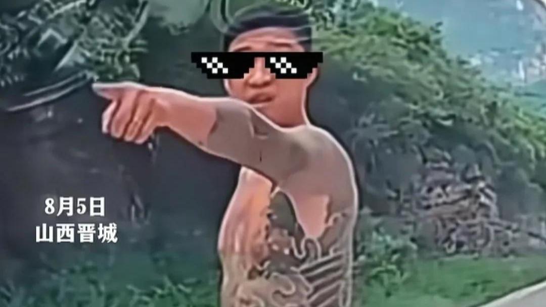 ​无牌奥迪纹身男堵路撒野，谁给的胆？