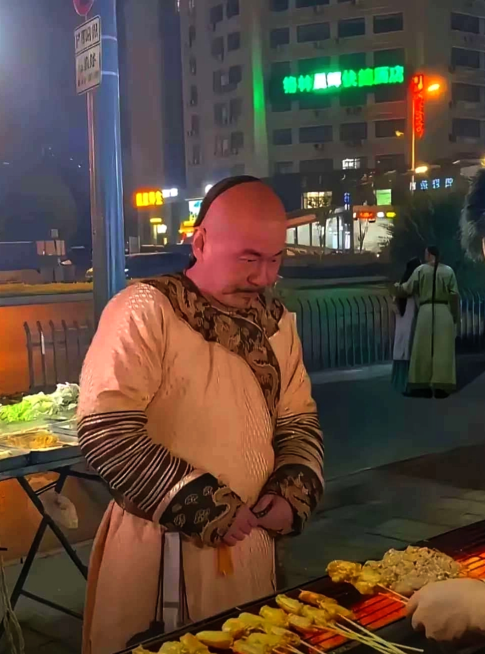 这人站半天了，怎么光看不买？