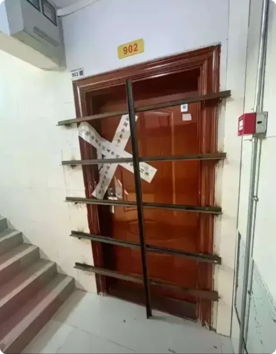 广东深圳，在龙华区，有一名男子过完年返回深圳，当他经过邻居家门口的时候，发现邻居