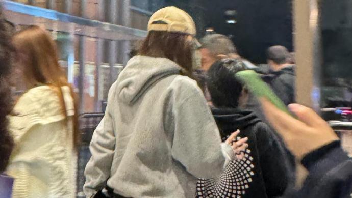 网友偶遇Angelababy携子出游，小海绵一细节让众人直呼：长得太快了？