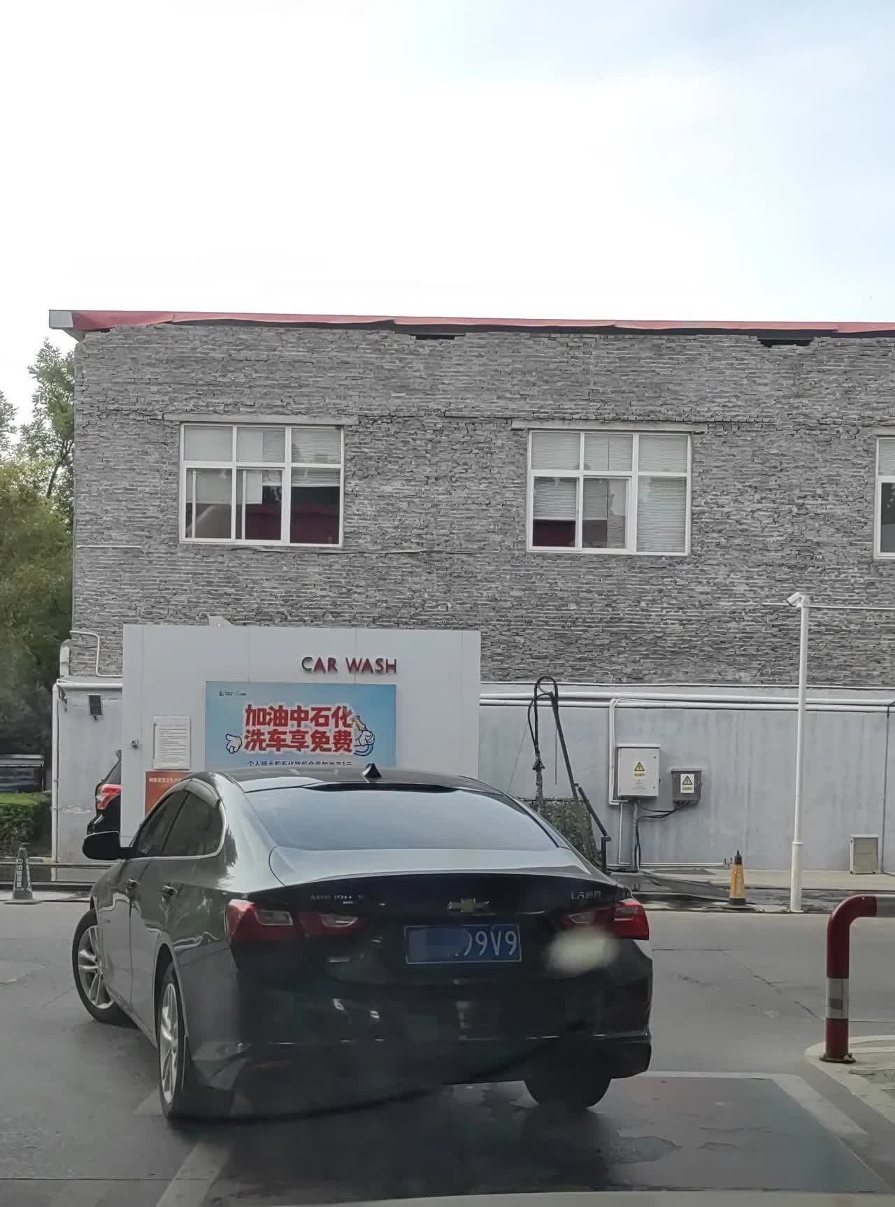 都这么牛吗？
去加油站加油。排在前面的车加完后，从车上下来一个年轻漂亮的女子，