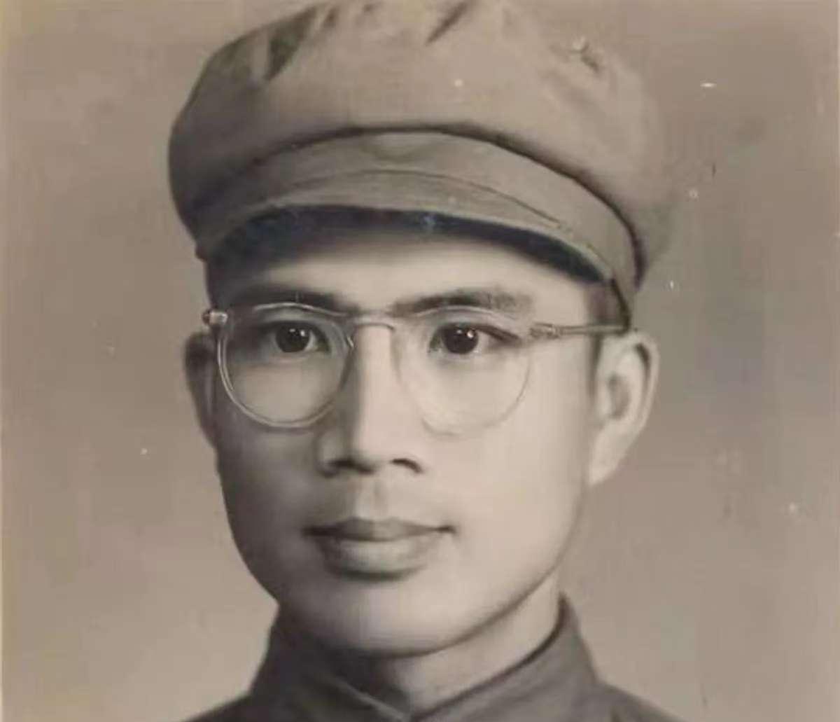 1951 年，一个 15 岁新兵擦大炮，埋头看瞄准镜，谁料突然瞅见，敌人阵地上出