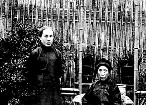1912年洞房之夜，郭沫若见发妻太丑，拒绝同房。
就在他转身要走时，发妻拉住他苦
