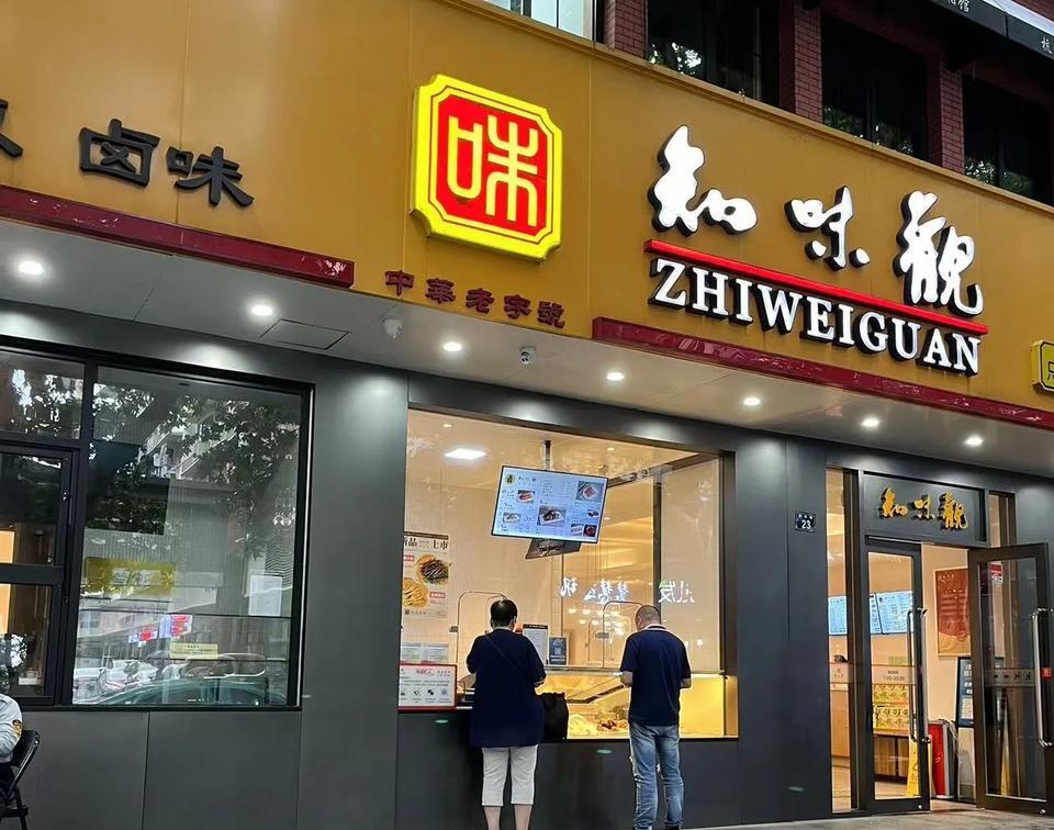 儿子去哈尔滨出差，想带点杭州特产回去给家人。之前我们买过龙井茶，万隆的腊肠、腊肉