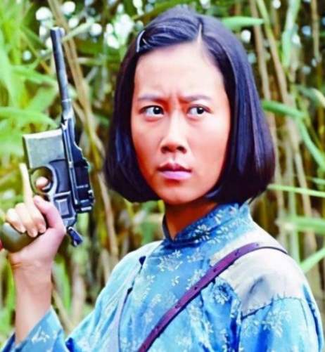 2010年，温峥嵘进入《洪湖赤卫队》剧组拍戏，可在要化妆的时候，她却极力拒绝：“