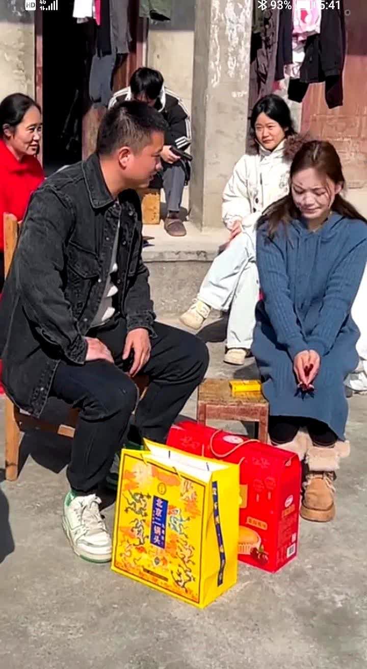 尴尬了吧！
女子相亲时，男方拿着礼，带着烟，前来相亲，聊了半天，女子说咱俩不合