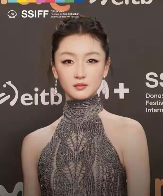 周冬雨，长得一般，身材一般，演技一般，小小年纪却坐上了影后的位置，你说她牛不牛