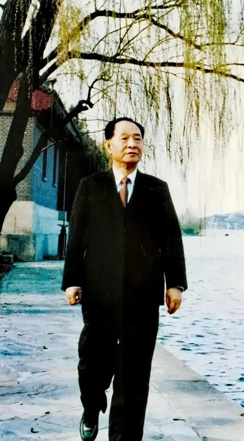 老照片分享
三十六年前的今天，疲惫的老人走了，向他致敬！＃春日生活打卡季＃#永远