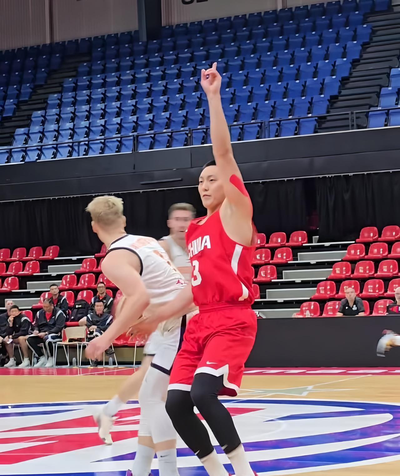 中国男篮今日凌晨在欧洲继续与荷兰男篮进行了一场热身赛。
据了解，此次比赛最终的结