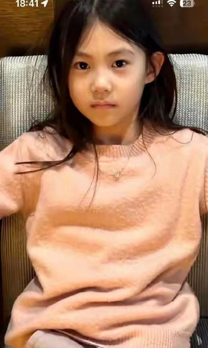 陈冠希女儿完全继承了父亲的美貌，长大后一定是个美女！ ​​​