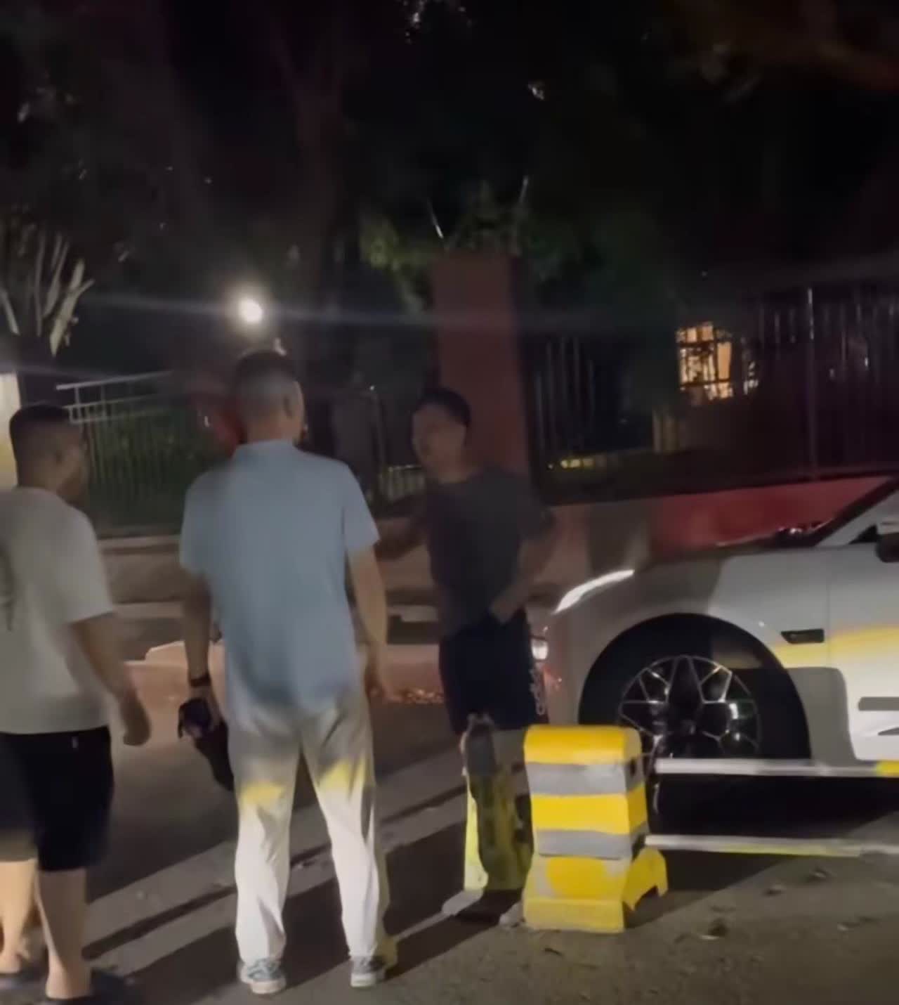 熊某第一次撞人情有可原，第二次折返撞人，就变成有理说不清，使他从原本的受害方变成
