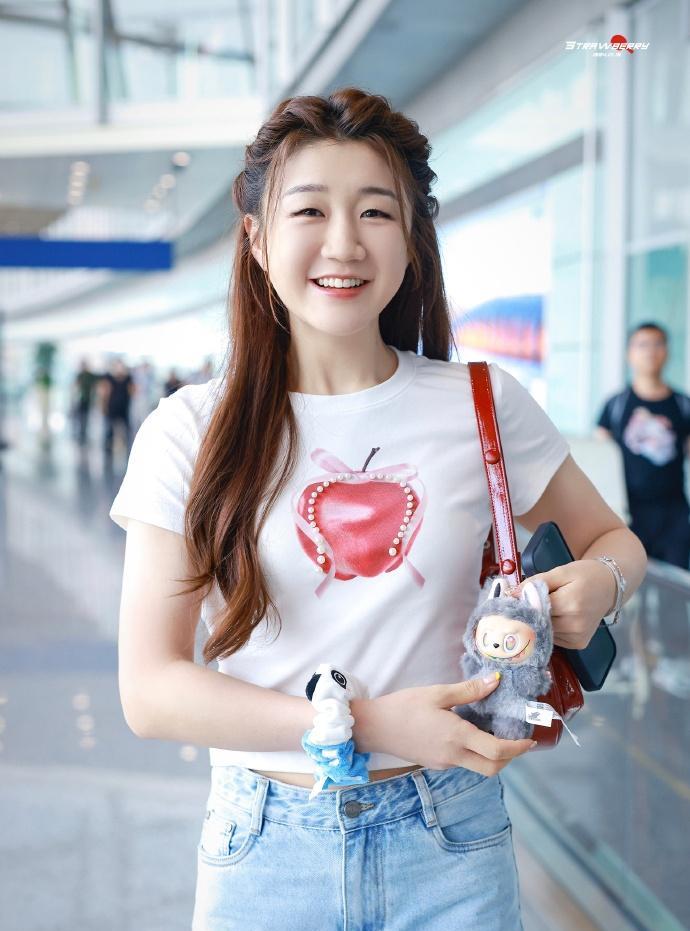 吸粉体质真的是很玄学的！
鞠婧祎在外人看来，演技千篇一律，身材短小，长相漂亮但是