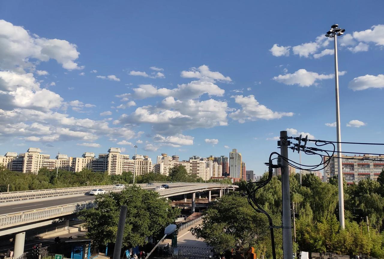 北京发布大风蓝色预警信号~
北京市气象台昨晚19时50分发布大风蓝色预警信号: