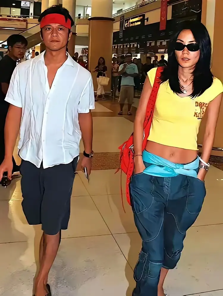 看看当年的李亚鹏王菲有多潮，有多前卫。
特别是王菲简直就是时尚潮流的天花板，又酷