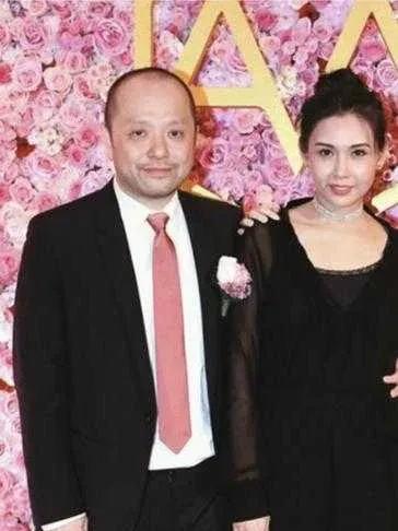 沈嘉伟娶到邱淑贞不容易，不介意她是王晶情人，当做珍宝。
“我娶了全香港男人的欲望