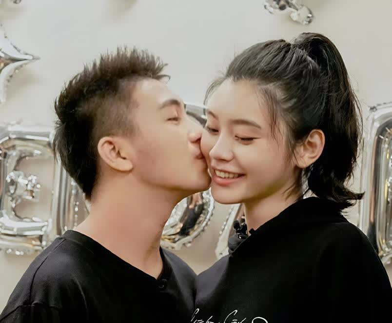 奚梦瑶估计现在都睡不着了

她怎么也没有想到

自己的老公何猷君，竟然不