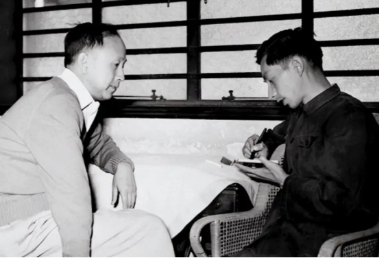 1964年冬夜，钱学森筷子尖悬在鸡肉上方半寸，突然厉喝：“别动！有苦杏仁味！”警